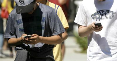 Copertina di Connettersi non vuol dire relazionarsi: l’ego è al centro, la socialità è solo virtuale