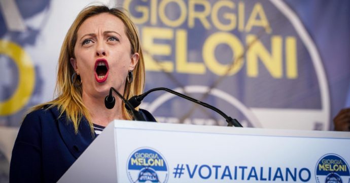 Il candidato FdI perdonò la bandiera skinhead