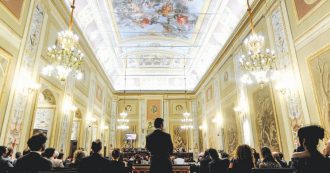 Copertina di La Regione in default aumenta gli stipendi