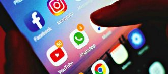 Copertina di Stickers, discriminatori pedopornografici o antisemiti: il nuovo fenomeno degli adesivi violenti dilaga tra i ragazzini. Sette denunciati