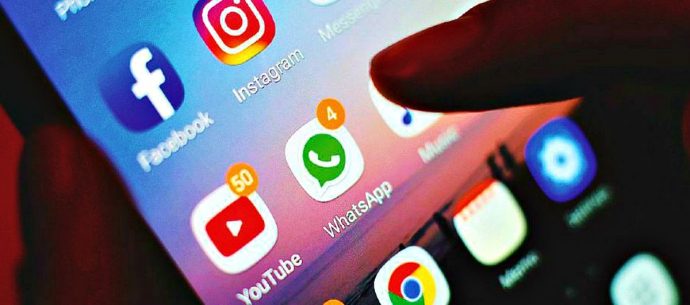 Stickers, discriminatori pedopornografici o antisemiti: il nuovo fenomeno degli adesivi violenti dilaga tra i ragazzini. Sette denunciati