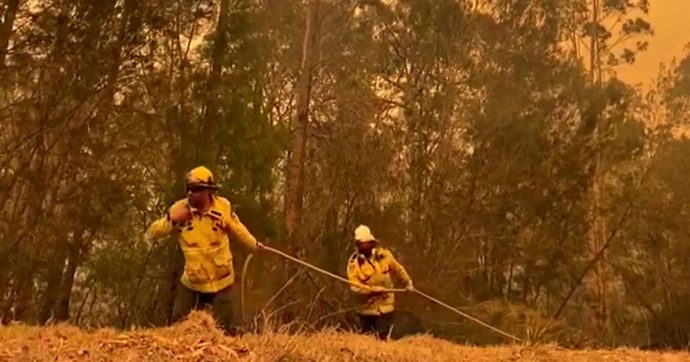 Australia, morto un altro pompiere: sono 26 le vittime. Nuovo appello del governo: “Lasciate le aree a rischio”
