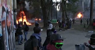 Copertina di Cile, centinaia di persone in piazza contro il governo Pinera: scontri tra polizia e manifestanti