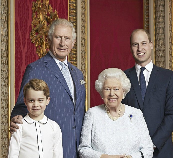 Royal Family, la foto della Regina Elisabetta con gli eredi al trono: ecco il futuro della Corona