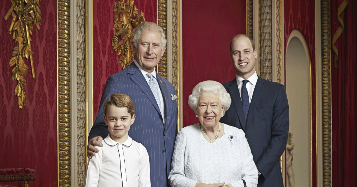 Royal Family, la foto della Regina Elisabetta con gli eredi al trono: ecco il futuro della Corona