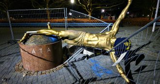 Copertina di Zlatan Ibrahimovic, abbattuta e danneggiata a Malmoe la scultura del calciatore