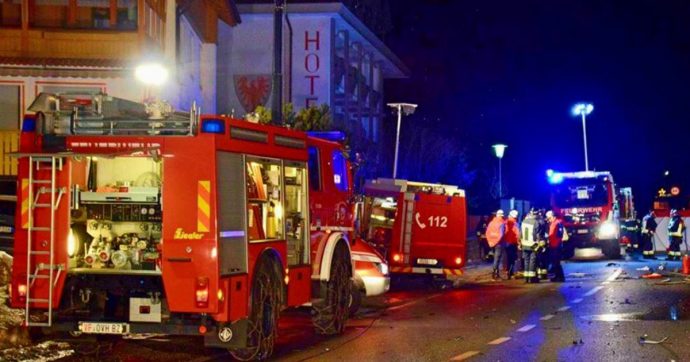 Alto Adige, auto travolge comitiva di giovani turisti tedeschi in valle Aurina: 6 morti e 11 feriti. Arrestato 27enne che guidava ubriaco