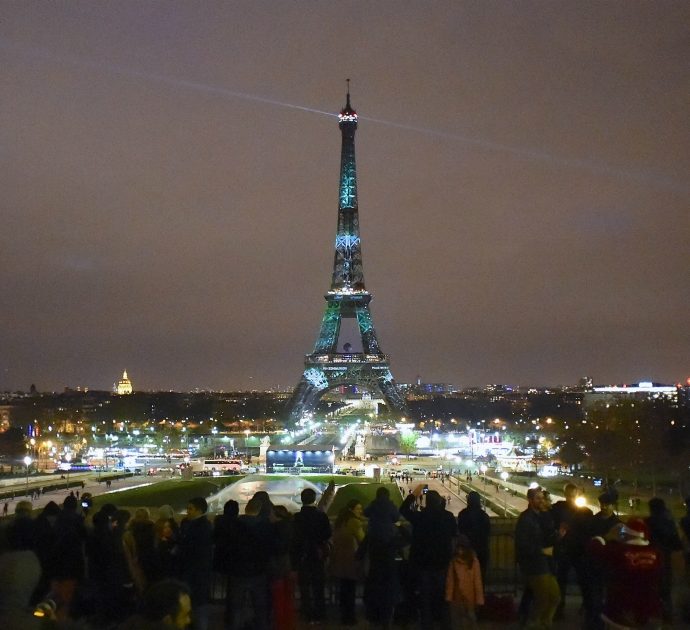 Calciatore infrange il lockdown per volare a Parigi: bufera per il festino ‘a luci rosse’ con 15 amici. Mistero sul nome