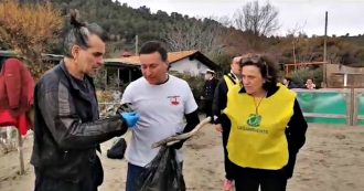 Copertina di Ambiente, Piero Pelù pulisce la spiaggia della Feniglia insieme ai volontari: “Oggi data zero di un tour che ci porterà in giro in tutta Italia”