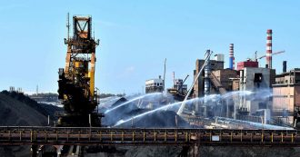 Copertina di Ilva, firmato l’accordo: stop a causa e modifica del contratto. ArcelorMittal può lasciare a dicembre pagando 500 milioni di euro