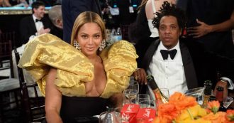 Copertina di Golden Globe 2020, tutti i look: dall’abito “carta di cioccolatino” di Beyoncé al rosso “regina di cuori” di Scarlett Johansson