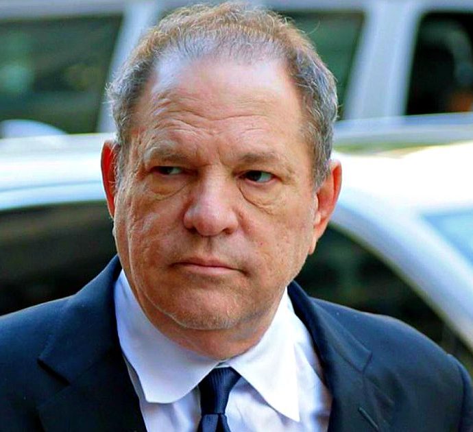 Harvey Weinstein dichiarato colpevole di aggressione sessuale e stupro. Negata la cauzione: produttore ammanettato in aula