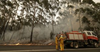 Australia, il premier “negazionista” dei cambiamenti climatici sotto accusa: ignorò i rapporti ufficiali sul rischio incendi
