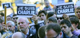 Copertina di Charlie Hebdo, 5 anni fa la strage jihadista in redazione. Il direttore: “Dicevamo ‘merde’ a Dio, oggi dobbiamo dirlo a chi ci bacchetta”