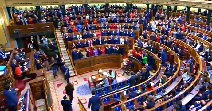 Spagna, ok del Parlamento al secondo governo Sànchez con socialisti e Podemos. Via libera con l’astensione degli indipendentisti catalani