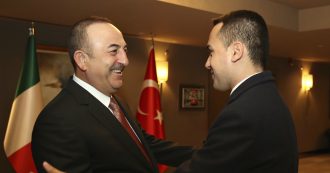 Copertina di Libia, Di Maio incontra il ministro degli Esteri turco Cavusoglu: “Trovato l’accordo per aprire un tavolo tecnico con Turchia e Russia”
