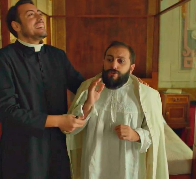 Quando il correttore automatico ti cambia la vita: i The Jackal finiscono nella serie tv “The New Pope” (con Silvio Orlando nei panni del cardinale)
