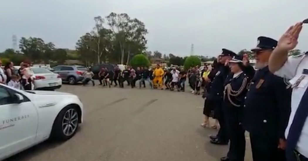 Australia in fiamme, muore vigile del fuoco: i colleghi al funerale ballano la haka. Il video