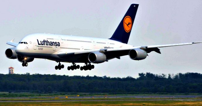 Traffico aereo, reclamo di Ryanair alla Commissione Ue: “Lufthansa fa cartello con Alitalia per fissare livelli minimi di prezzo”