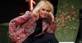 Copertina di Sul palco retromarcia su Rula e sui social tiro al(la) Pavone