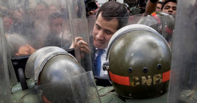 Guaidó torna e si riprende l’Assemblea