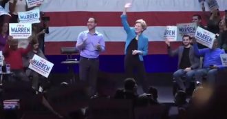 Copertina di Usa, la senatrice democratica Elizabeth Warren come Theresa May: sale sul palco e si scatena sulle note di “Respect” di Aretha Franklin