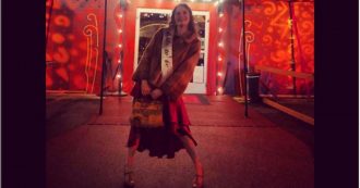Copertina di Amanda Knox festeggia l’addio al nubilato con un party a tema “circo”: le immagini della festa