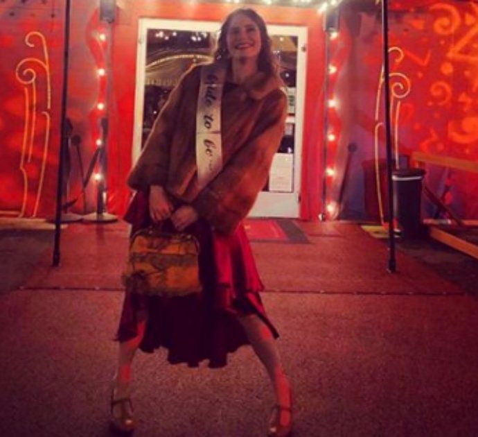 Amanda Knox festeggia l’addio al nubilato con un party a tema “circo”: le immagini della festa