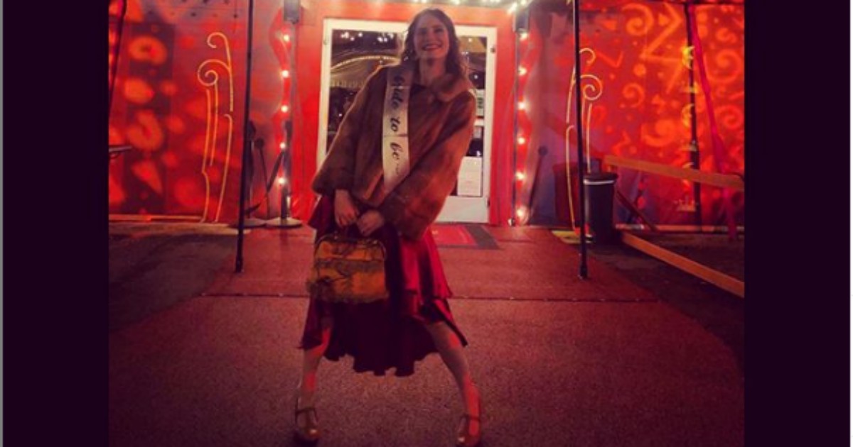 Amanda Knox festeggia l’addio al nubilato con un party a tema “circo”: le immagini della festa