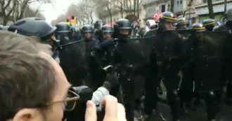 Copertina di Francia, manifestanti in piazza contro la riforma delle pensioni: scontri con la polizia. E il corteo urla: “Révolution”