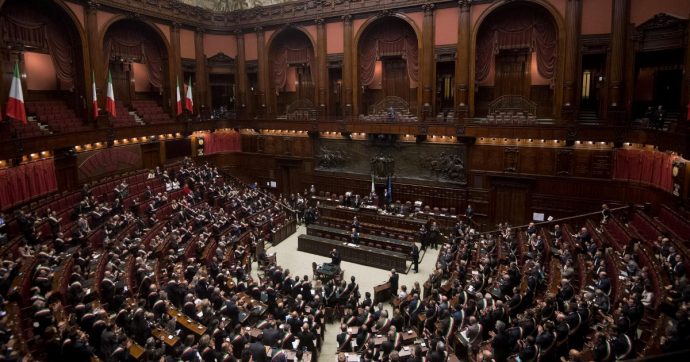 Repubblica si schiera (come le altre testate del gruppo) contro il taglio dei parlamentari. Ezio Mauro ritwitta, ma nel 2013 diceva il contrario