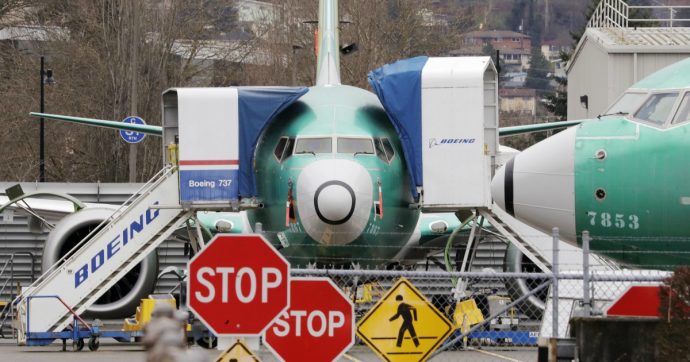 Boeing 737 Max “progettato da clown e controllato da scimmie”: le mail interne della società sul velivolo da mesi a terra