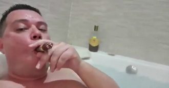 Copertina di Calabria, il video del candidato leghista nella vasca idromassaggio con sigaro e rum: “Un saluto agli amici del gruppo Revenge porn”