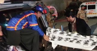 Copertina di Pakistan, esplode bomba in una moschea di Quetta: 13 morti, tra cui un ufficiale di polizia