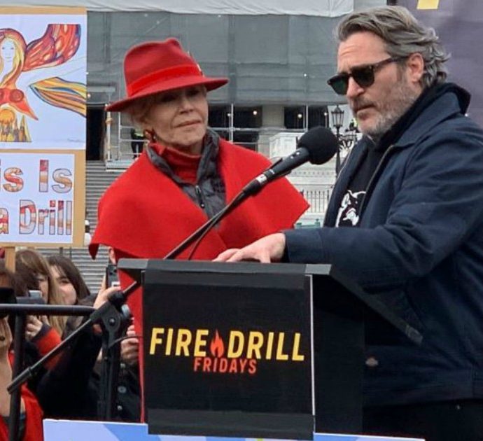Joaquin Phoenix, l’attore di Joker arrestato a Washington durante una manifestazione sul clima – FOTO