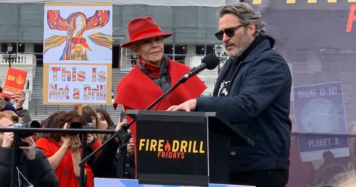 Joaquin Phoenix, l’attore di Joker arrestato a Washington durante una manifestazione sul clima – FOTO