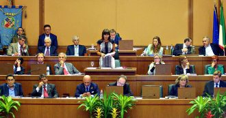 Copertina di Lazio, 60 ex consiglieri regionali di Pd e Pdl annunciano ricorsi contro il taglio ai loro vitalizi che fa risparmiare 6,6 milioni all’anno