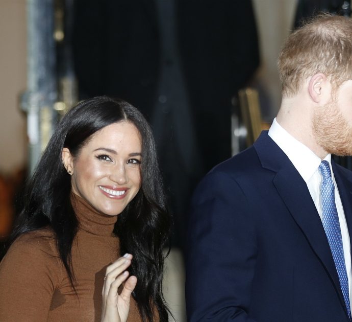 Harry e Meghan licenziano tutto il loro staff inglese e chiudono di fatto il loro ufficio a Buckingham Palace: non torneranno a vivere a Londra