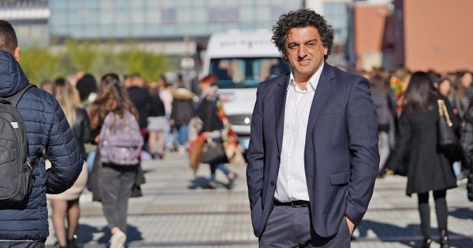 Copertina di Calabria, parla il candidato M5S alla presidenza Francesco Aiello: “Il cugino mafioso? Non parlo di morti, ma della Calabria”