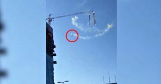 Milano, affigge su una gru due striscioni con scritto “Stay Human” poi si lancia nel vuoto: “Gesto per i migranti vittime nel Mediterraneo”