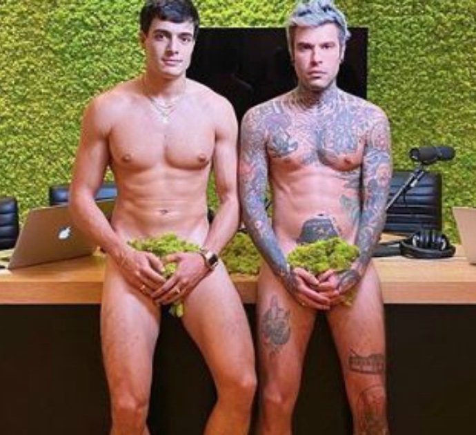 Fedez e Luis Sal lanciano il loro nuovo progetto “Muschio Selvaggio” e lo presentano così, nudi tra il muschio