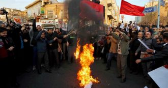 Copertina di Iran, sostenitori di Teheran bruciano bandiere britanniche davanti all’ambasciata Uk. Polizia spara su manifestanti anti-regime