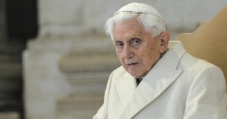 Copertina di Pedofilia, rapporto sulla diocesi di Ratzinger: 497 vittime. Il Papa emerito è accusato di negligenza per 4 casi. Santa Sede: “Vergogna”
