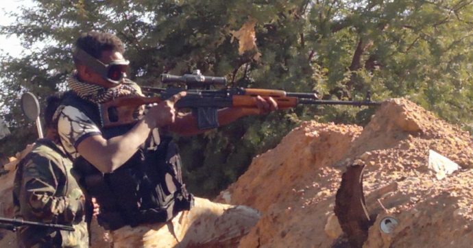 Putin tira le orecchie al generale di Bengasi che in serata si piega: “Ok alla tregua”