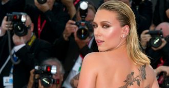 Copertina di Scarlett Johansson costretta a saltare la cerimonia di premiazione: “Mi sono violentemente ammalata”