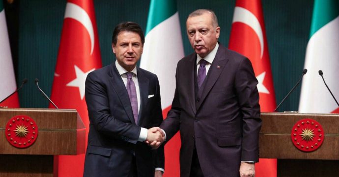 Libia, Conte vede Erdogan ad Ankara: “Favorevoli alle forze d’interposizione Onu. Comunità internazionale preservi la tregua”