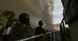Copertina di Filippine, allerta eruzione del vulcano vicino a Manila: “Rischio tsunami”. Ordine di evacuazione per 450mila persone