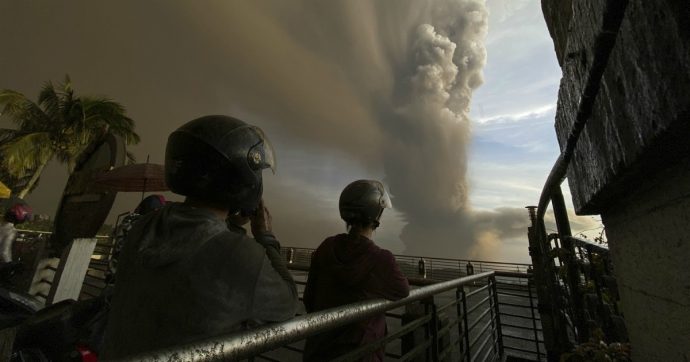 Filippine, allerta eruzione del vulcano vicino a Manila: “Rischio tsunami”. Ordine di evacuazione per 450mila persone
