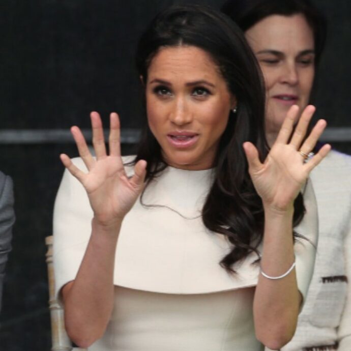 Maghan Markle furiosa con lo chef: “Sento l’uovo, questo doveva essere un piatto vegano”. Ma la Regina Elisabetta non rimase a guardare