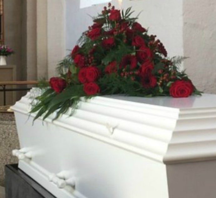 Donna di 55 anni dichiarata morta dai medici si risveglia durante il suo funerale